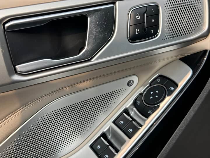 Фото 9 - Ford Explorer