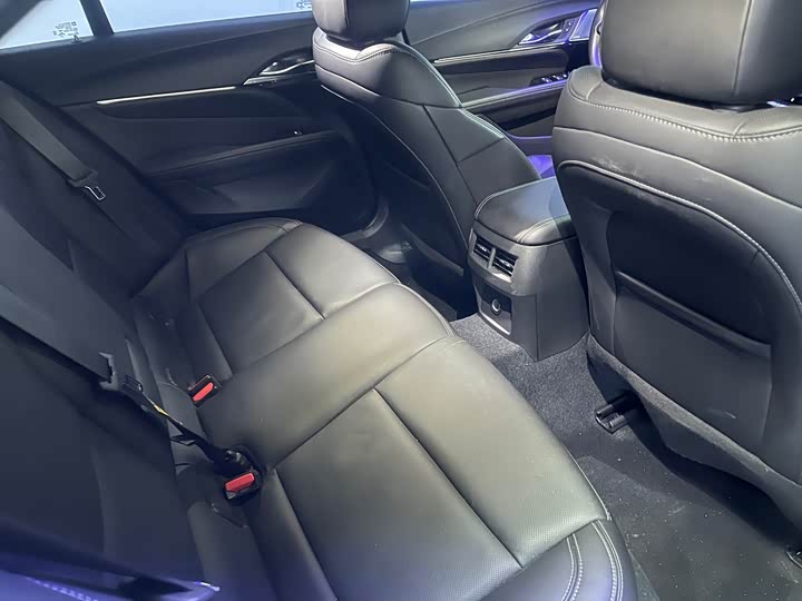 Фото 9 - Cadillac CT4