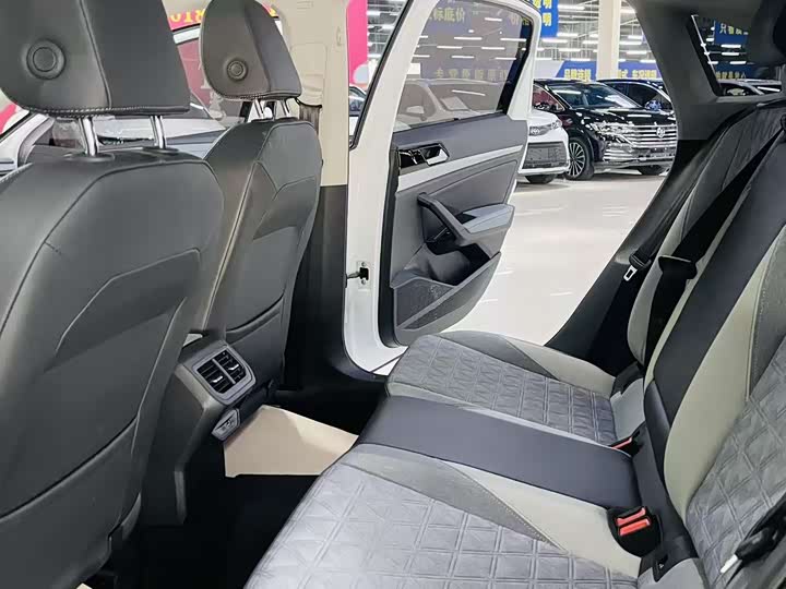 Фото 8 - Volkswagen Lavida