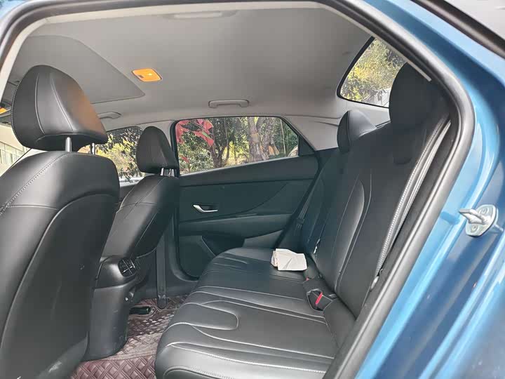 Photo 6 - Hyundai Elantra N line