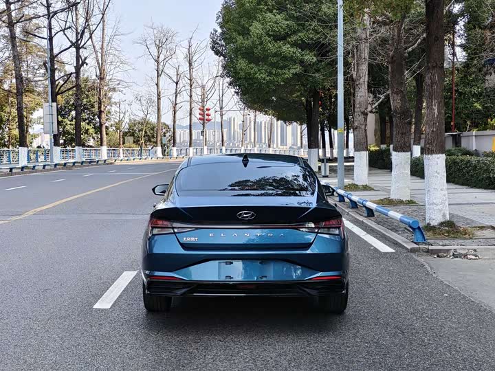 Photo 8 - Hyundai Elantra N line