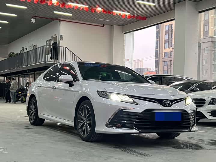 Фото 3 - Toyota Camry