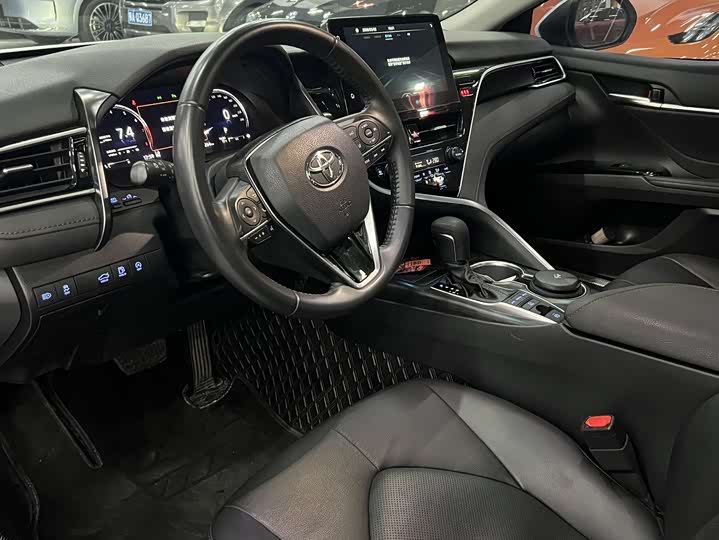 Фото 5 - Toyota Camry