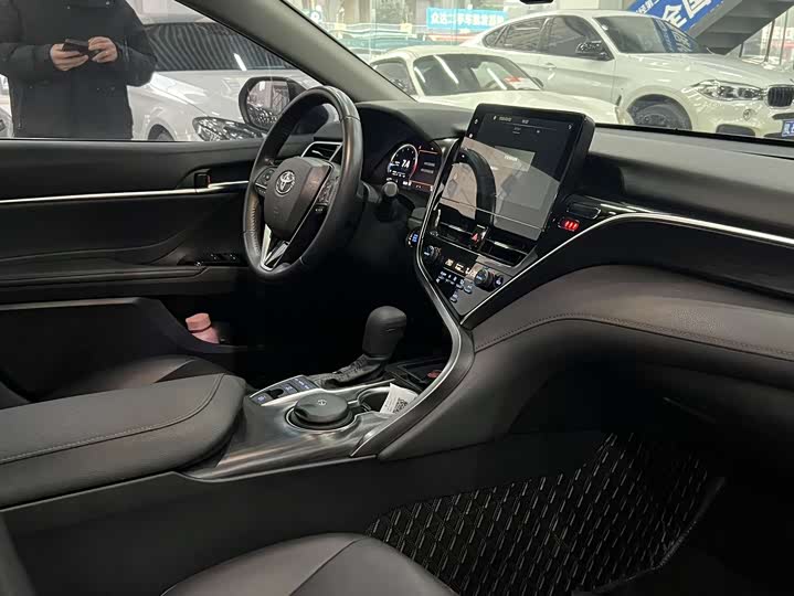 Фото 9 - Toyota Camry