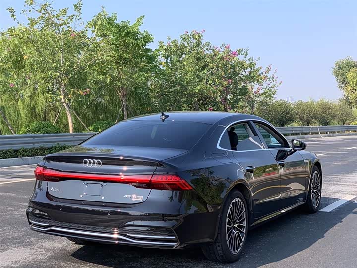 Фото 2 - Audi A7L