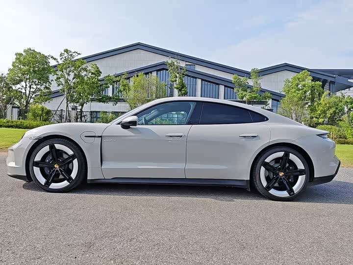 Фото 4 - Porsche Taycan