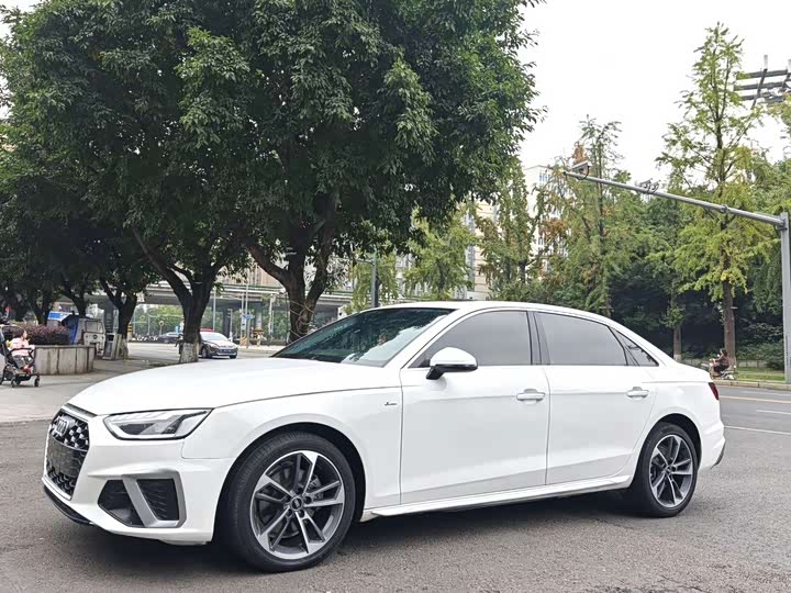 Фото 1 - Audi A4L