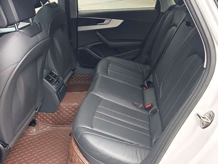 Фото 5 - Audi A4L