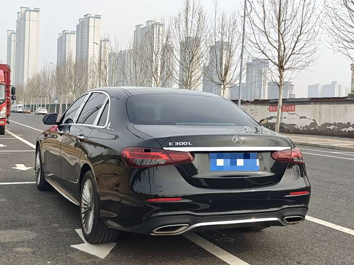 Фото 4 - Mercedes-Benz E-Class