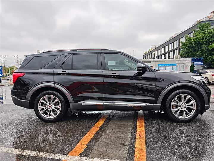 Photo 4 - Ford Explorer