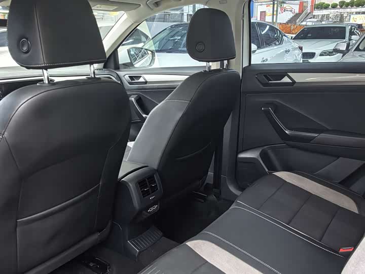 Фото 7 - Volkswagen T-Roc