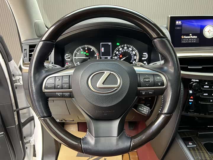 Фото 6 - Lexus LX