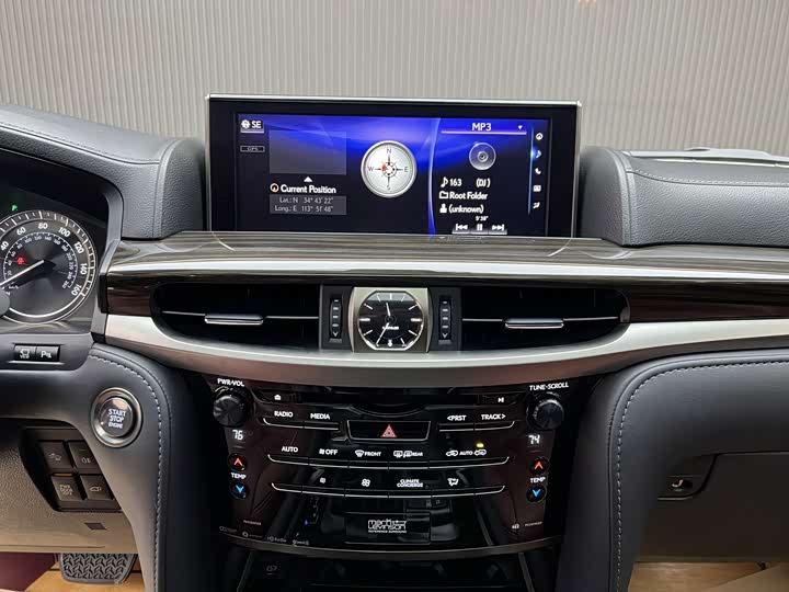 Фото 8 - Lexus LX