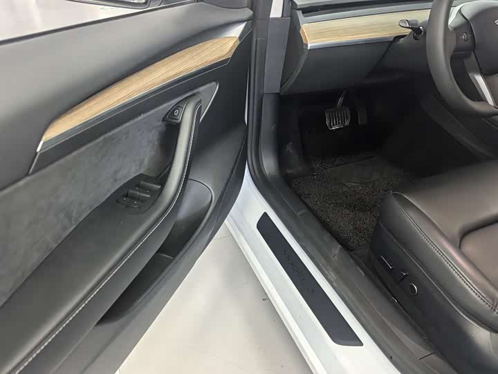 Photo 4 - Tesla Model 3