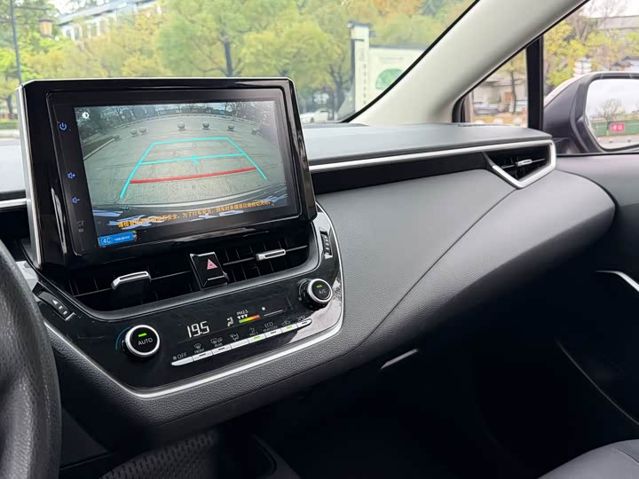 Фото 8 - Toyota Corolla