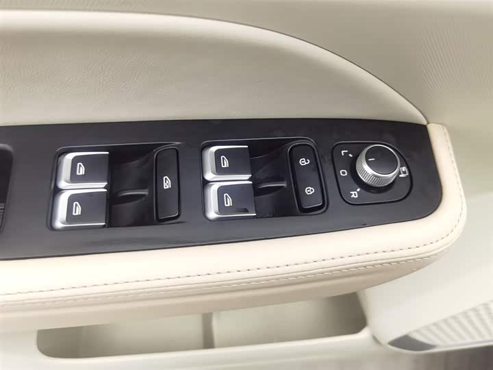 Фото 9 - Geely Icon