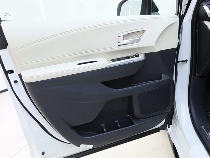 Фото 9 - Toyota Sienna