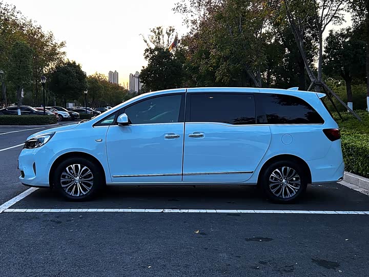 Photo 4 - Buick GL8 ES