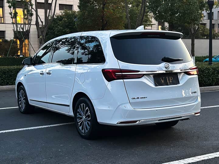 Photo 5 - Buick GL8 ES