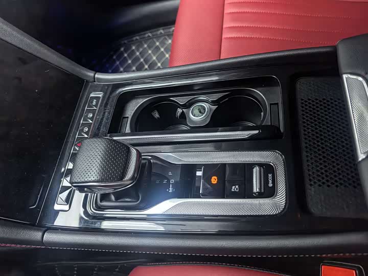 Фото 8 - Hongqi H6