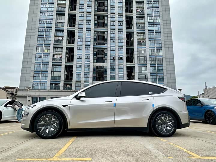 Photo 3 - Tesla Model Y