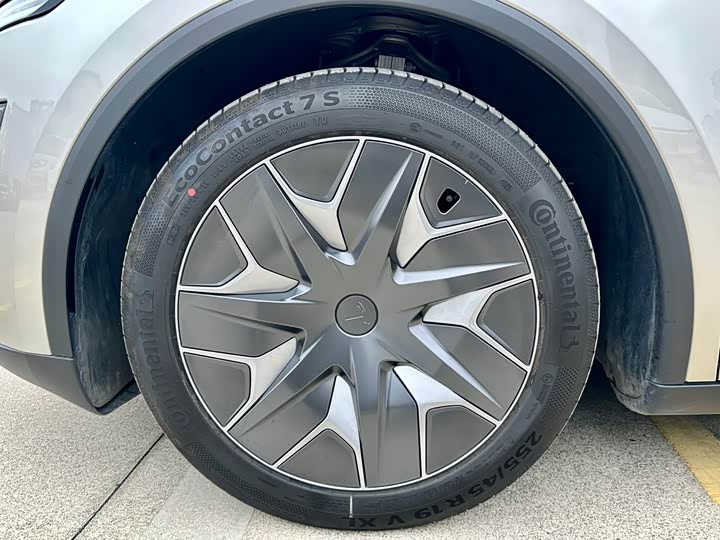 Photo 8 - Tesla Model Y