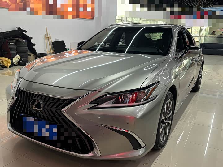 Фото 1 - Lexus ES