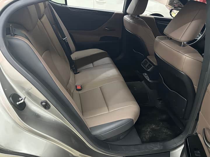 Фото 6 - Lexus ES