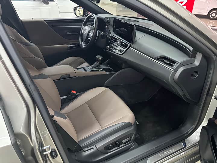 Фото 8 - Lexus ES