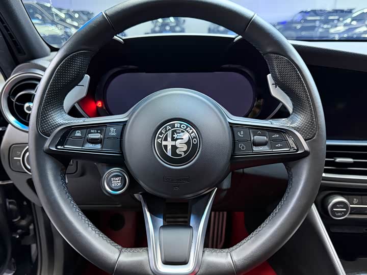 Фото 8 - Alfa Romeo Giulia