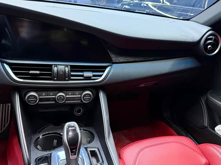 Фото 9 - Alfa Romeo Giulia