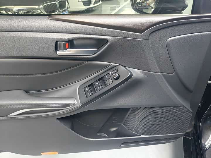 Photo 5 - Toyota Avalon