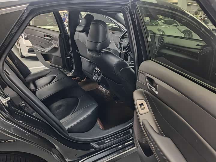 Photo 8 - Toyota Avalon