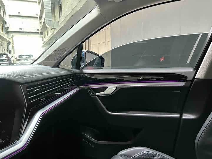 Фото 3 - Volkswagen Touareg