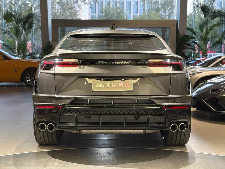 Фото 3 - Lamborghini Urus