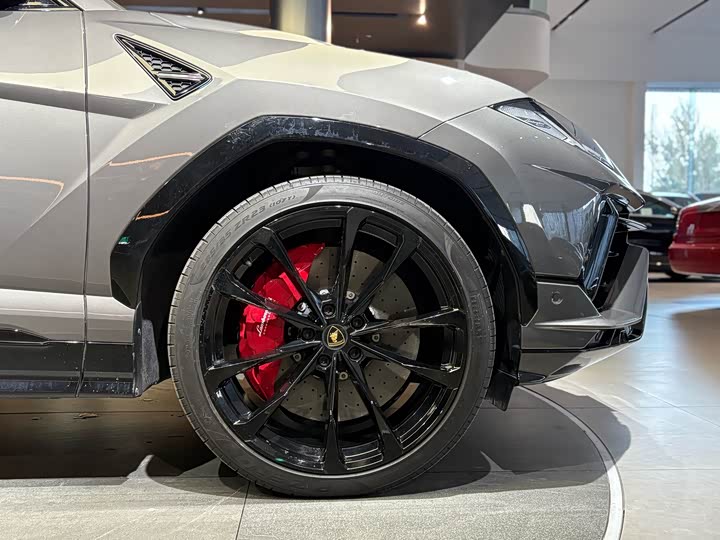 Фото 8 - Lamborghini Urus
