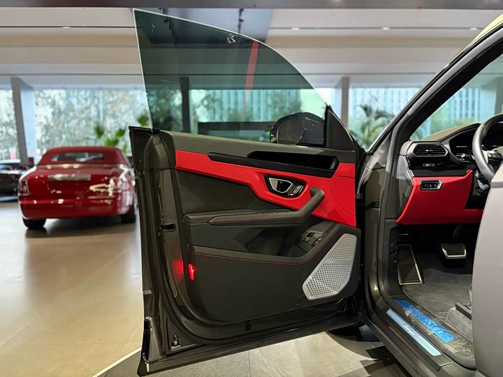 Фото 9 - Lamborghini Urus