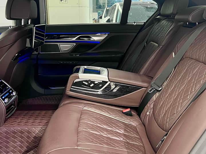 Фото 6 - BMW 7 Series