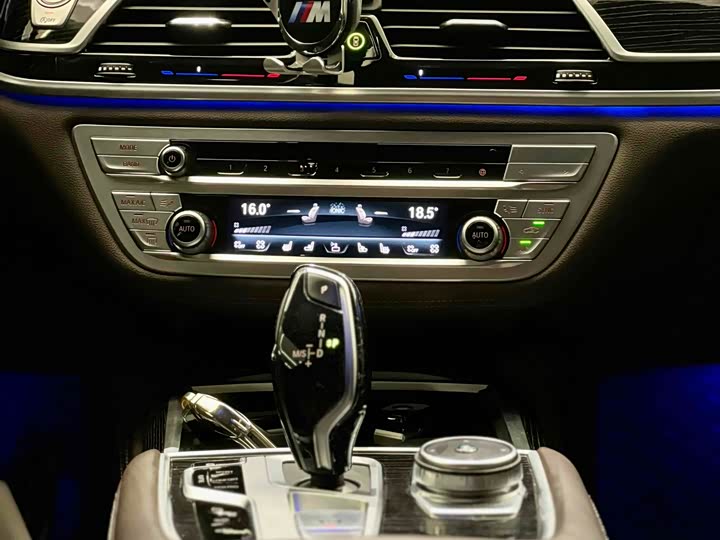 Фото 9 - BMW 7 Series