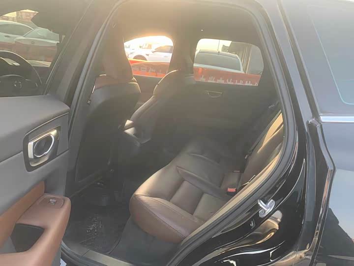 Photo 5 - Volvo XC60