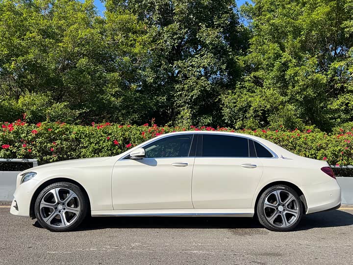 Фото 3 - Mercedes-Benz E-Class