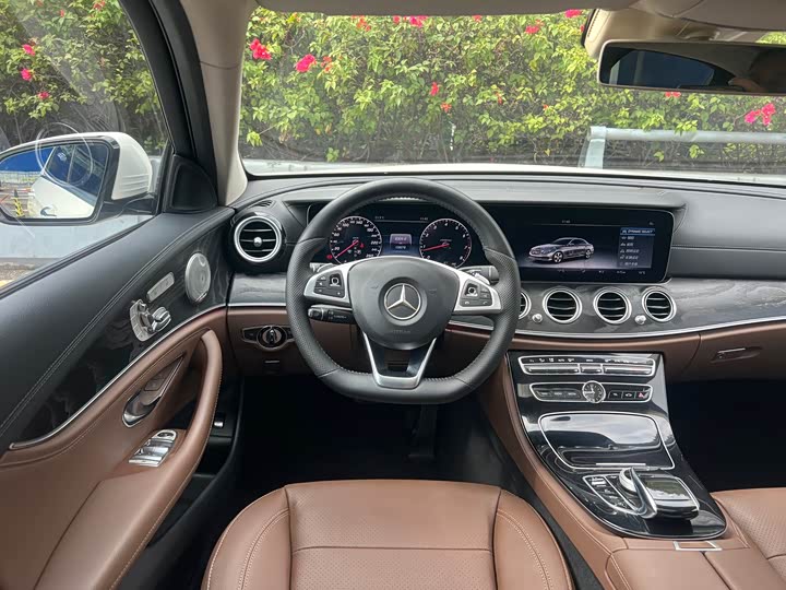 Фото 4 - Mercedes-Benz E-Class