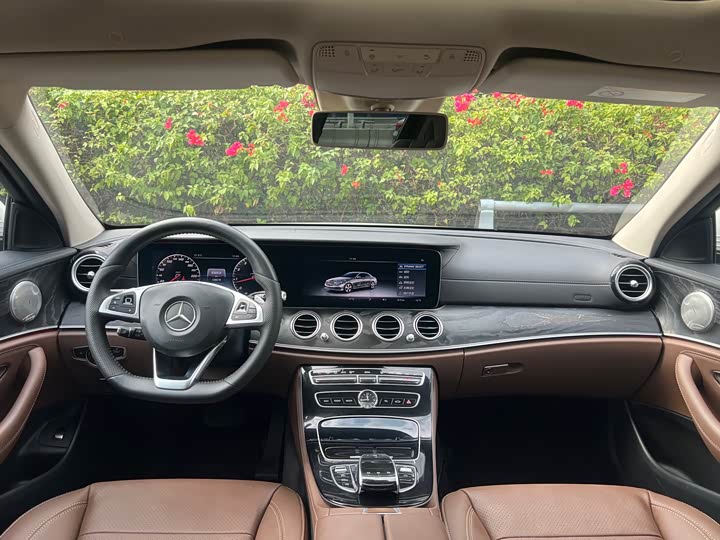 Фото 5 - Mercedes-Benz E-Class