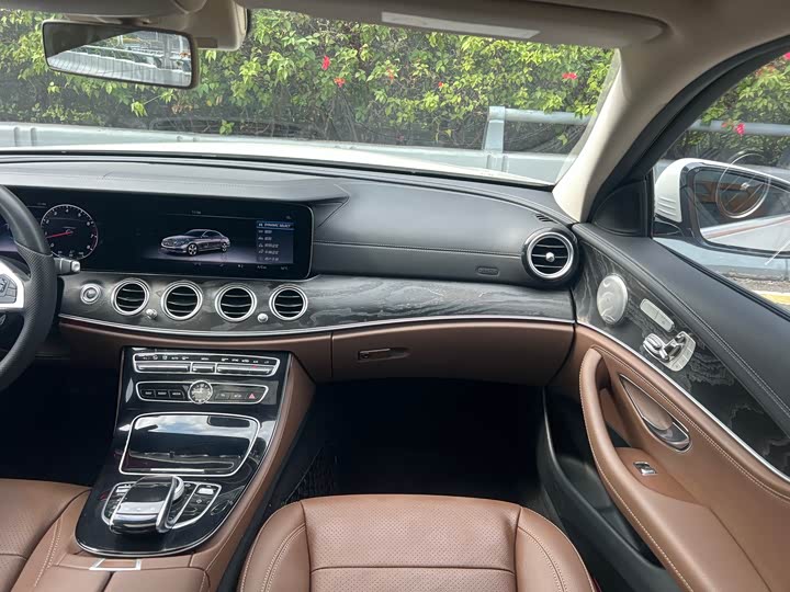 Фото 6 - Mercedes-Benz E-Class