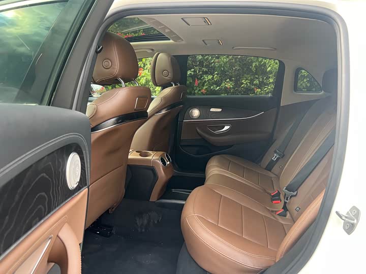 Фото 8 - Mercedes-Benz E-Class