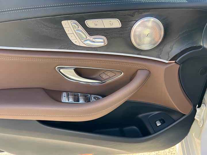 Фото 9 - Mercedes-Benz E-Class