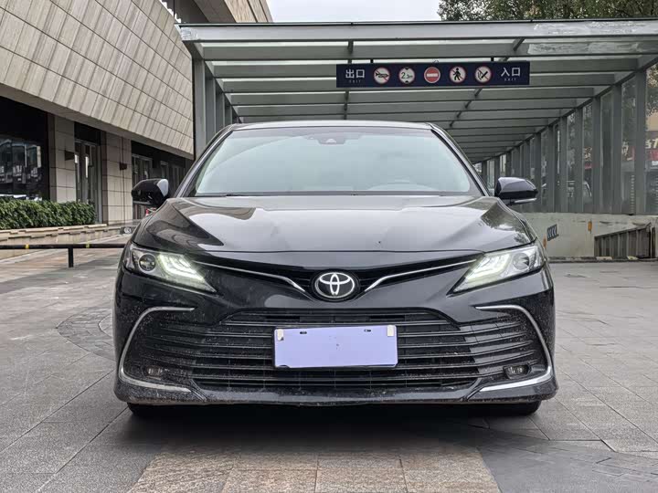Фото 2 - Toyota Camry