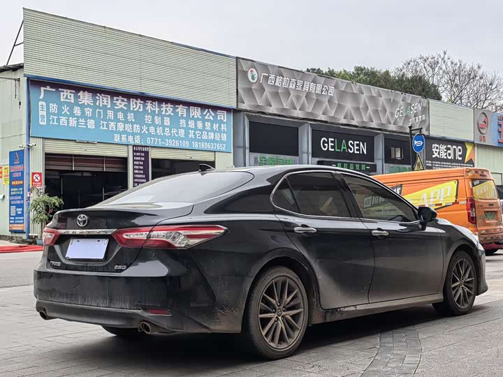 Фото 5 - Toyota Camry