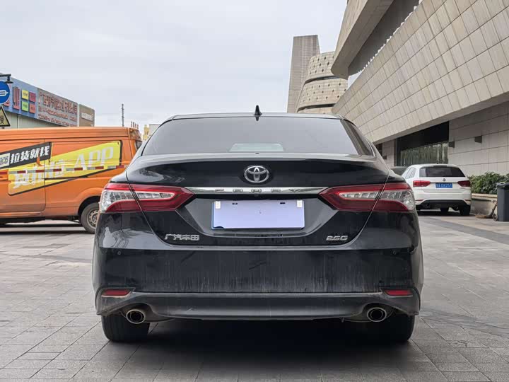 Фото 6 - Toyota Camry