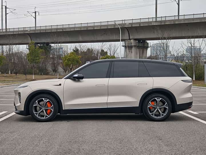 Фото 7 - Nio ES8